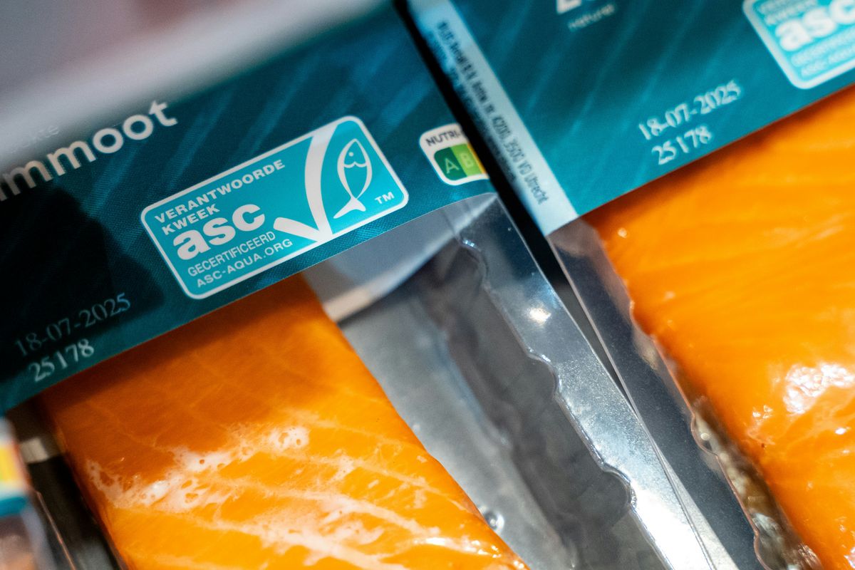 Nærbilde av merking og datostempling på en pakket matvare