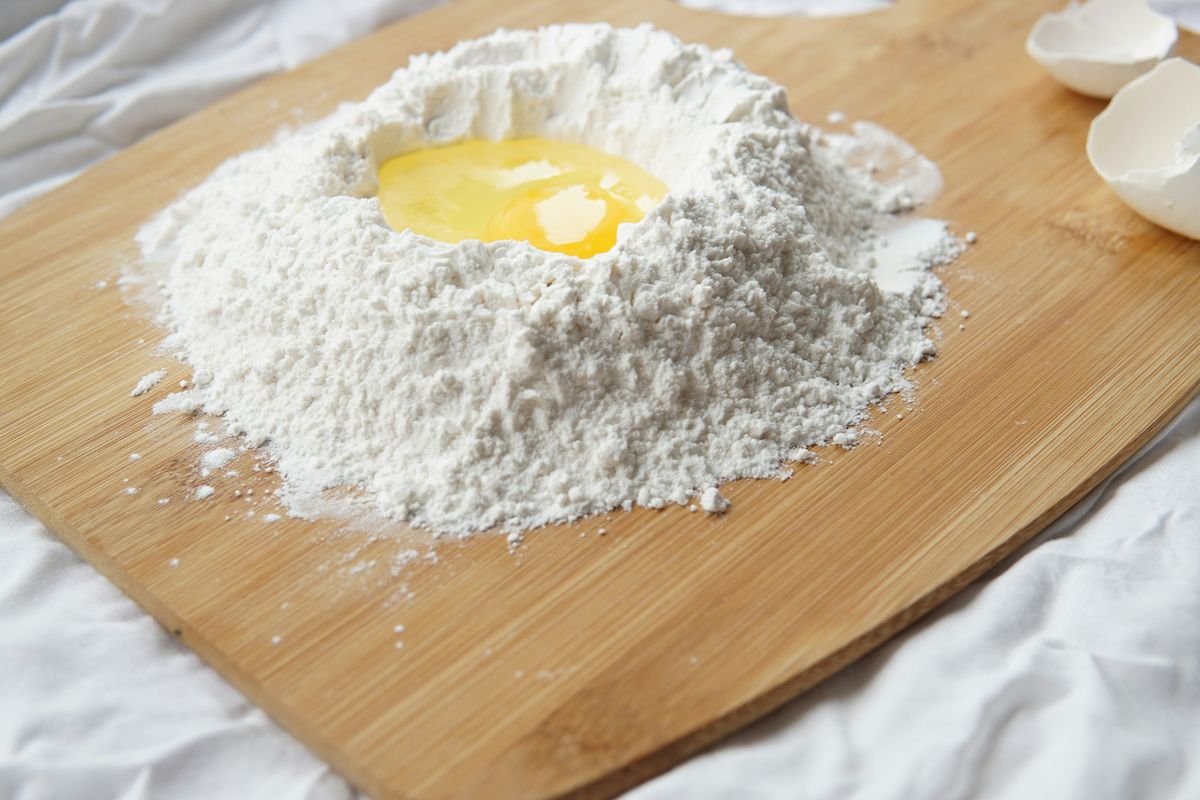Melhaug med et egg midt i på en skjærefjøl av tre