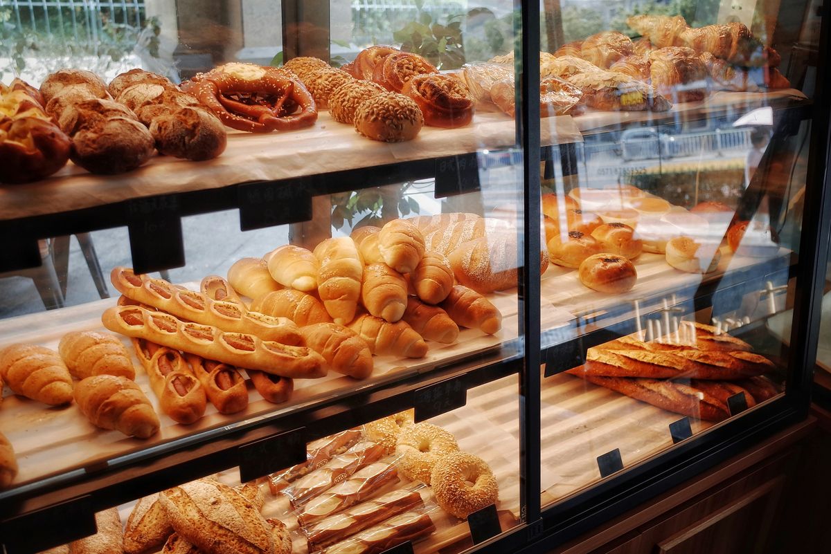 Brød, baguetter og bakverk i disken i et bakeri