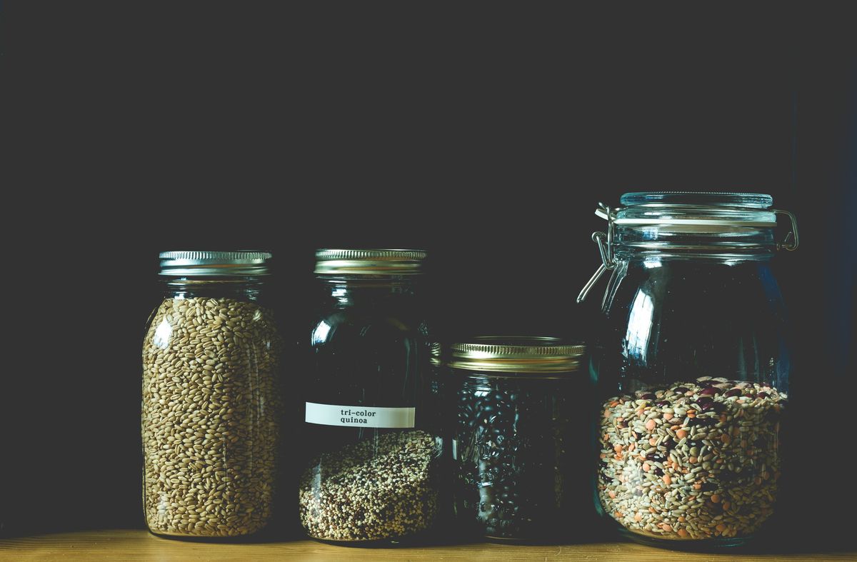 Glasskrukker med hvetekorn, quinoa og tørkede belgfrukter