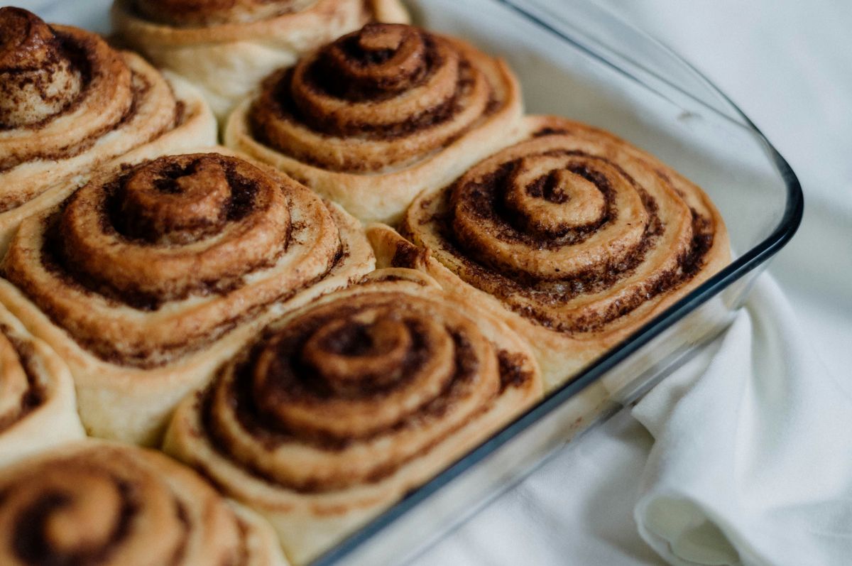 Nystekte kanelsnurrer tett i tett i en langpanne